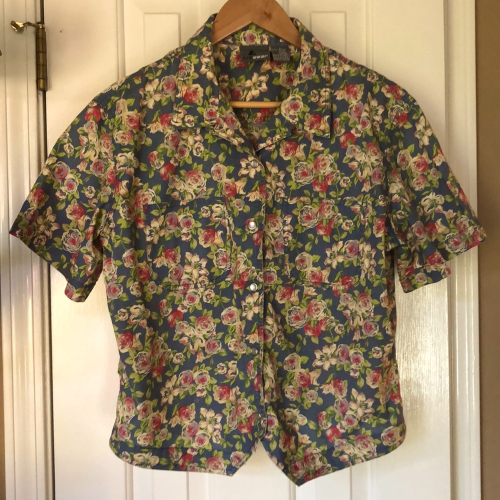 Lizwear Petite Large floral shirt. Snap front.